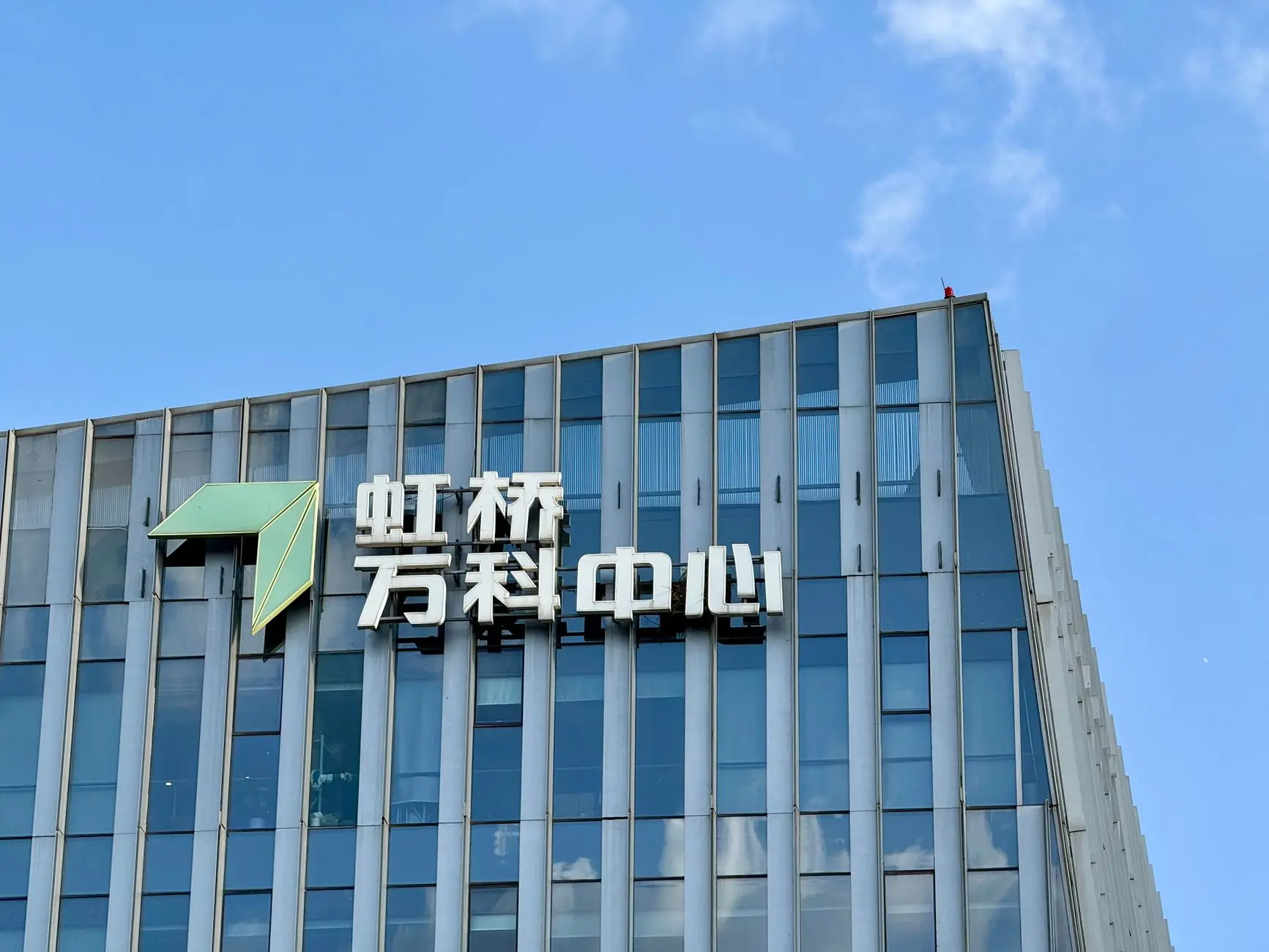 单晶与多晶太阳能电池板对比：光伏产品选型中的效率与成本考量